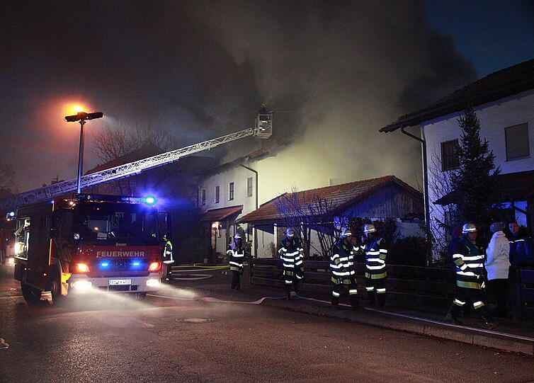 In Kolbermoor zerstörte ein Feuer ein Doppelhaus. Die Bilder vom Einsatz der Feuerwehr.