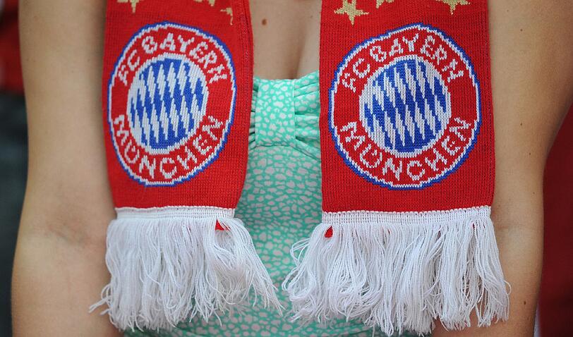 Ein weiblicher Fan mit Bayern-Schal (Symbolbild)