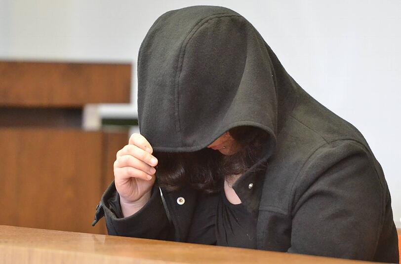 Die dunkle Kapuze hat Hasret S. (24) tief ins Gesicht gezogen. Die Mutter, die ihr Baby erstochen hat, will unerkannt bleiben.