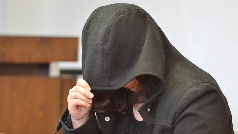 Die dunkle Kapuze hat Hasret S. (24) tief ins Gesicht gezogen. Die Mutter, die ihr Baby erstochen hat, will unerkannt bleiben. Die dunkle Kapuze hat Hasret S. (24) tief ins Gesicht gezogen. Die Mutter, die ihr Baby erstochen hat, will unerkannt bleiben.