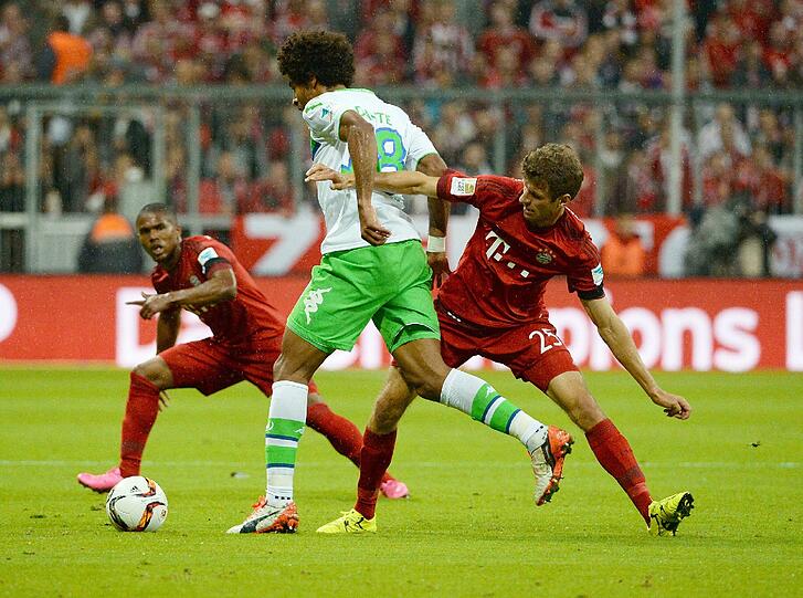 THOMAS MÜLLER: NOTE 3.
Spielte ganz vorne drin für Lewandowski. Glücklos. Mit einem saftigen Schuss (16.) - knapp vorbei. In Halbzeit zwei einer der Wölfe-Überrenner. Brannte dann auch.