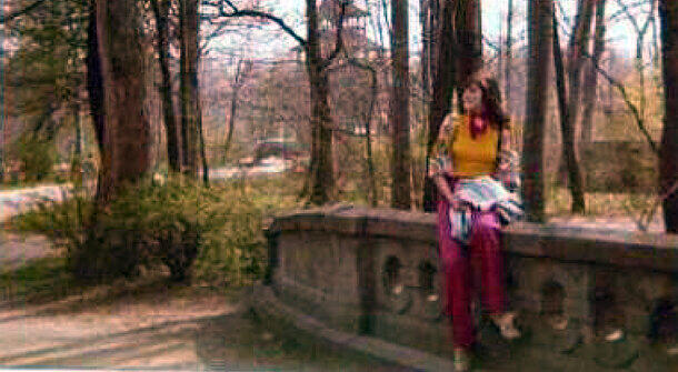 Gisela als 17-Jährige 1974 vorm Chinesischen Turm im Englischen Garten.