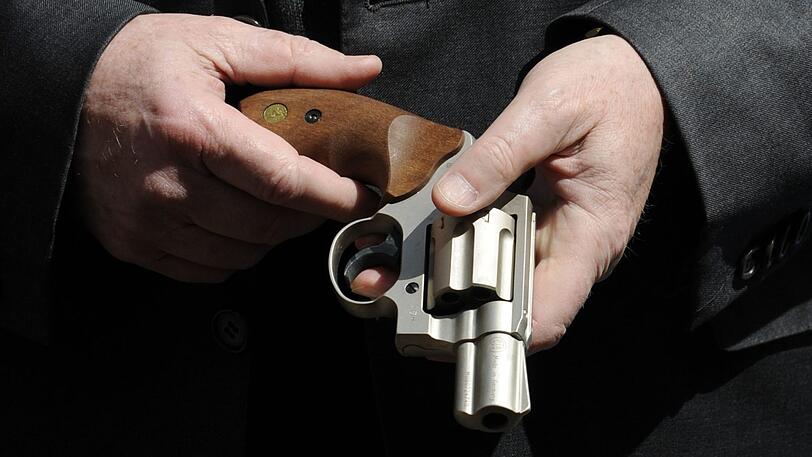 Weil er eine gefundene Schreckschusspistole zur Polizei brachte, droht einem 71-Jährigen nun eventuell ein juristisches Nachspiel. (Symbolbild)