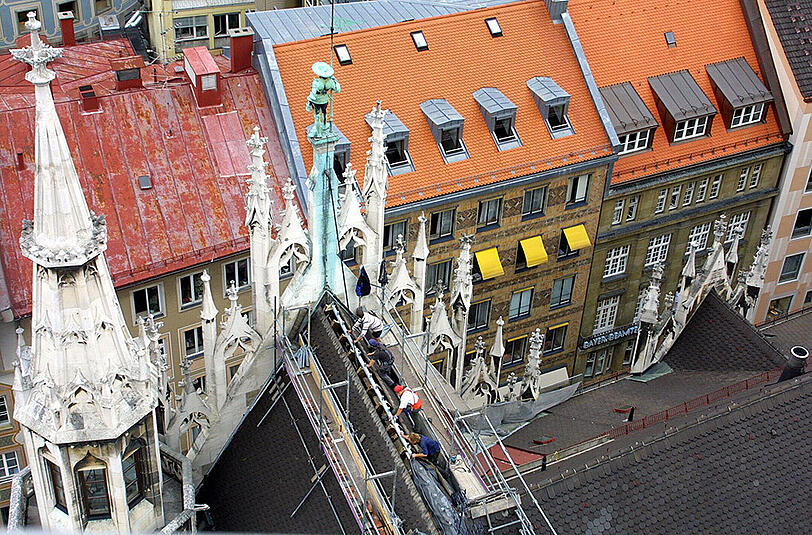 Auf dem Rathaus tut sich was: Das Dach wird neu gemacht.