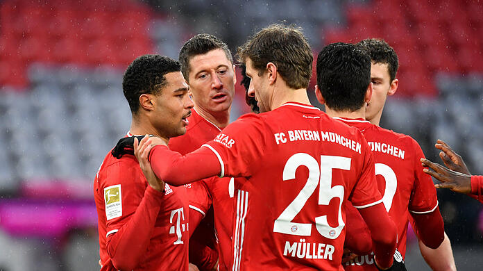 So wie hier nach Serge Gnabrys (links) Treffer zum 4:1 gegen die TSG 1899 Hoffenheim wollen die Profis des FC Bayern auch bei der Klub-WM jubeln.