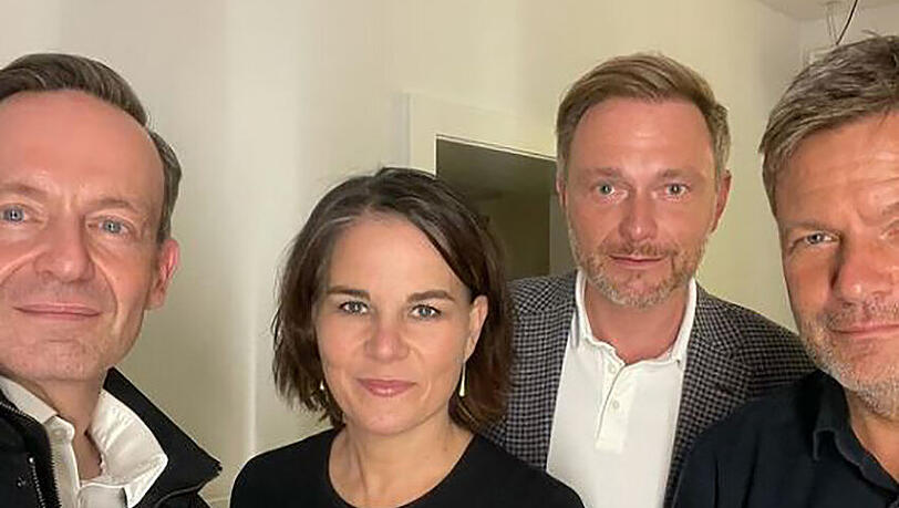 Die vier Vor-Sondierer von Grünen und FDP: Volker Wissing (l-r), FDP-Generalsekretär, Annalena Baerbock, Bundesvorsitzende von Bündnis 90/Die Grünen, Christian Lindner, FDP-Vorsitzender und Robert Habeck, Co-Bundesvorsitzender von Bündnis 90/Die Grüne.