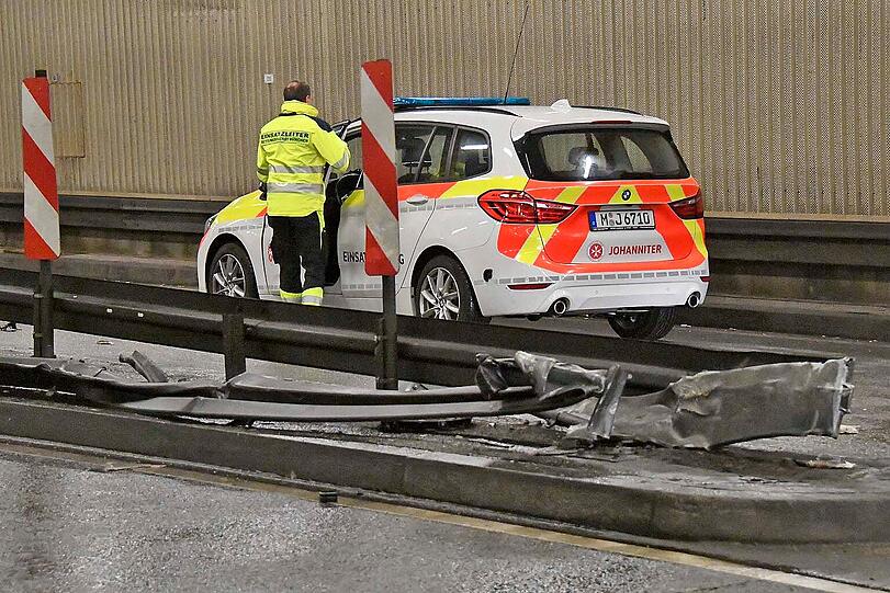 Aus ungeklärter Ursache ist am Freitagabend ein Reisebus im Brudermühltunnel verunglückt.