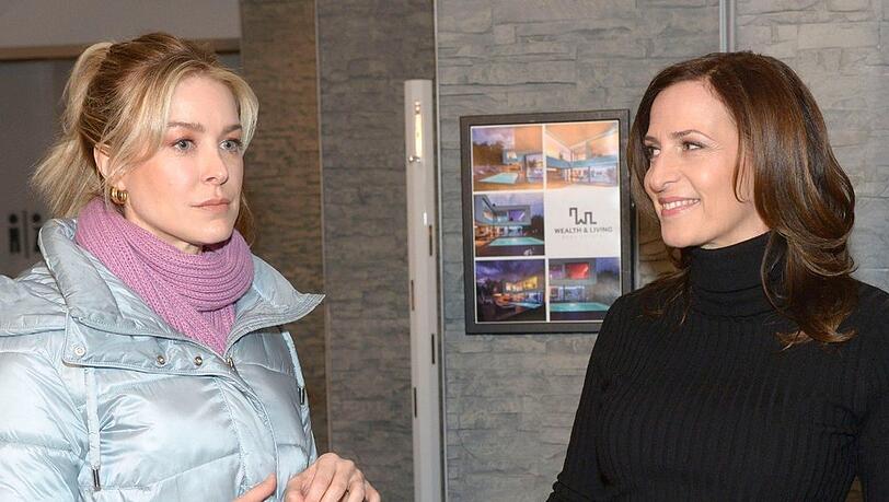 "GZSZ": Jessica (l.) ist ernüchtert, als Katrin ihr einen miesen Job anbietet.