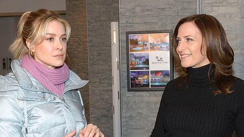 "GZSZ": Jessica (l.) ist ernüchtert, als Katrin ihr einen miesen Job anbietet.