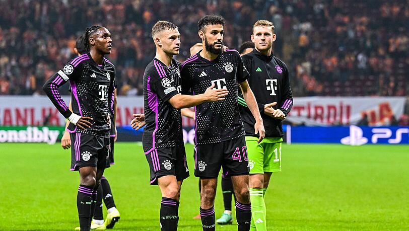 Joshua Kimmich, Noussair Mazraoui und Daniel Peretz (v.l.) nach dem Sieg in Istanbul.