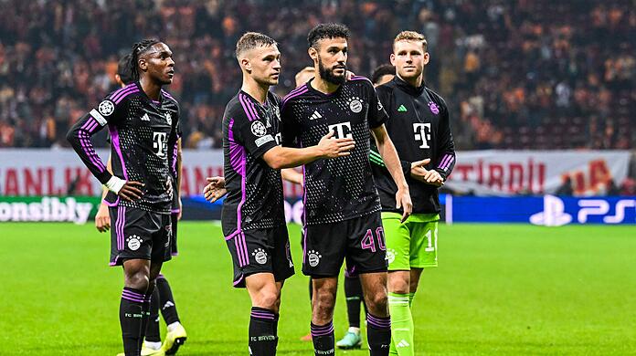 Joshua Kimmich, Noussair Mazraoui und Daniel Peretz (v.l.) nach dem Sieg in Istanbul.