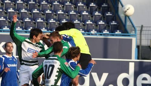 Bügelte seinen Fehler aus: Nach seinem „Bock“ zum 0:1 war es ausgerechnet Asen Karaslavov (links), der seinen Fürther gegen Freiburg wenigstens einen Punkt bescherte. Bügelte seinen Fehler aus: Nach seinem „Bock“ zum 0:1 war es ausgerechnet Asen Karaslavov (links), der seinen Fürther gegen Freiburg wenigstens einen Punkt bescherte.