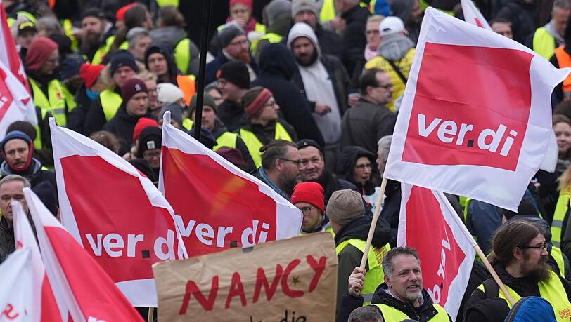 Teilnehmerinnen und Teilnehmer demonstrieren in Hamburg am Alten Elbtunnel während eines Warnstreiks im öffentlichen Dienst.