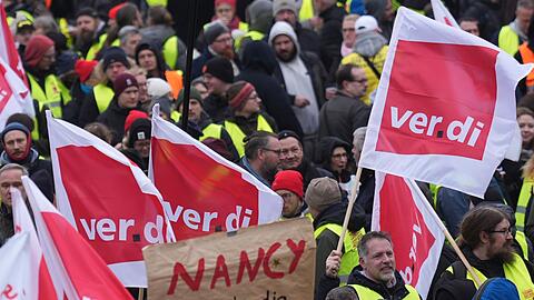 Teilnehmerinnen und Teilnehmer demonstrieren in Hamburg am Alten Elbtunnel während eines Warnstreiks im öffentlichen Dienst.