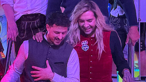 Zwischen Bill Kaulitz (r.) und Jannik Kontalis knisterte es auf der Wiesn gewaltig. In einem Video bekommt Kaulitz einen Anstecker angeheftet, der seinen Beziehungsstatus auf der Wiesn sofort ändert.