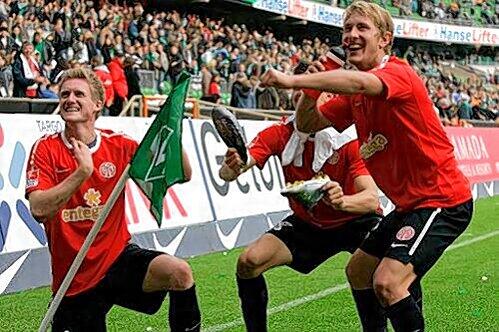 Eckfahne als Gitarre, Schuhe als Schlagzeugstöcke, Flasche als Mikro: Der spezielle Torjubel der Mainzer Bubi-Band Andre Schürrle, Adam Szalai und Lewis Holtby (v.l.)