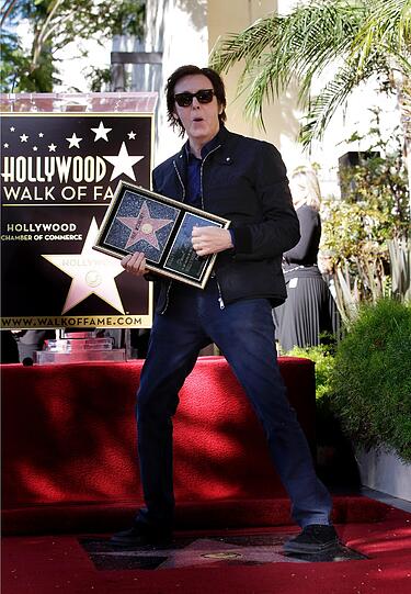 Als letzter der vier Beatles hat Paul McCartney einen Stern auf dem Hollywood "Walk of Fame" bekommen. Der Ehrung wohnten neben McCartneys Frau Nancy Shevell auch Musikerkollegen wie Neil Young bei. Ringo Starr konnte wegen gesundheitlicher Probleme nicht teilnehmen.