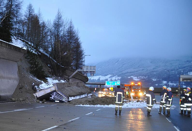 Horror-Unfall auf der Brenner-Autobahn: Eine Betonmauer hat sich von einem Hang gelöst und einen Münchner Lkw unter sich begraben. Die Bilder...