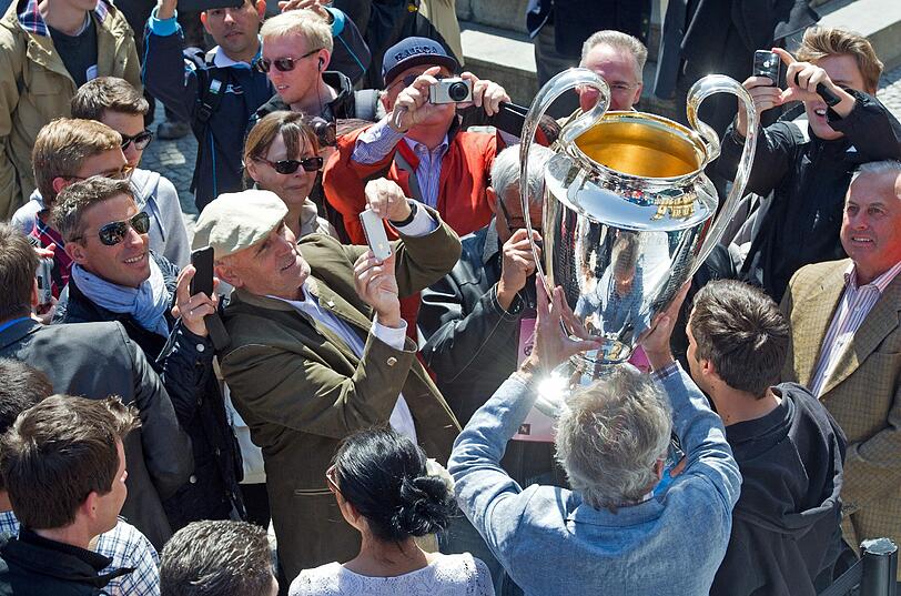 Da ist das Ding! Bei der "Trophy Bus Parade" der UEFA tourt das Objekt der Begierde, der Champions League-Pokal, am Montag gemeinsam mit zahlreichen Promis durch München - sehen Sie hier die Bilder.