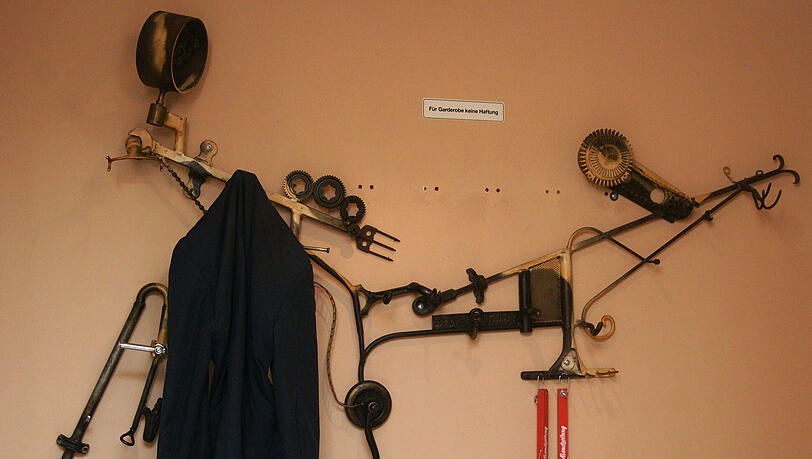 Diese Garderobe wurde 1984 gebaut – von einem Bekannten Konstantin Weckers. Diese Garderobe wurde 1984 gebaut – von einem Bekannten Konstantin Weckers.