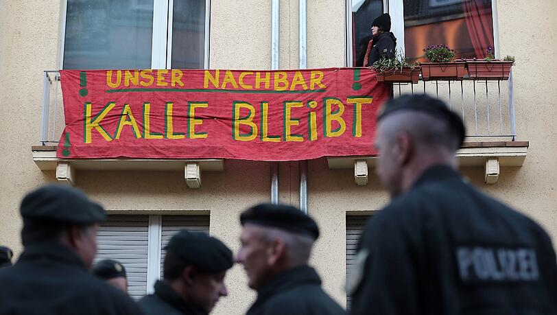 Polizisten stehen in Köln während einer Zwangsräumung vor einem Wohnhaus mit einem Plakat "Unser Nachbar Kalle bleibt". Anwohner und Unterstützer protestierten vor der Räumung gegen Mieterhöhungen und Luxussanierungen. Polizisten stehen in Köln während einer Zwangsräumung vor einem Wohnhaus mit einem Plakat "Unser Nachbar Kalle bleibt". Anwohner und Unterstützer protestierten vor der Räumung gegen Mieterhöhungen und Luxussanierungen.