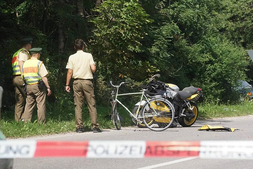 Unfall zwischen Neuried und Planegg: Ein Motorradfahrer hat einen Radler erwischt. Der Fahrradfahrer starb noch am Unfallort. Die Bilder.