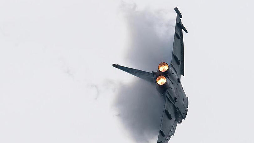 Die Alpenrepublik hatte 2003 den Kaufvertrag für 18 Eurofighter im Wert von rund zwei Milliarden Euro geschlossen.