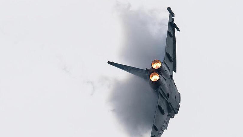 Die Alpenrepublik hatte 2003 den Kaufvertrag für 18 Eurofighter im Wert von rund zwei Milliarden Euro geschlossen. Die Alpenrepublik hatte 2003 den Kaufvertrag für 18 Eurofighter im Wert von rund zwei Milliarden Euro geschlossen.