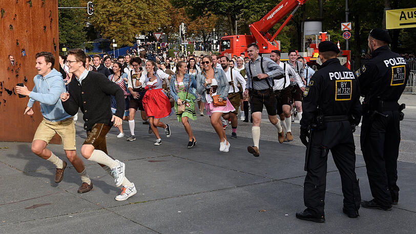 Samstag, 9 Uhr: Die Wiesn-Besucher dürfen aufs Gelände. Der Wahnsinn beginnt.