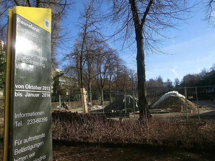 Die Erdhaufen zeugen von der Arbeit der "Wühlmäuse". Bis zum Frühjahr ist die Sanierung der Postwiese abgeschlossen.