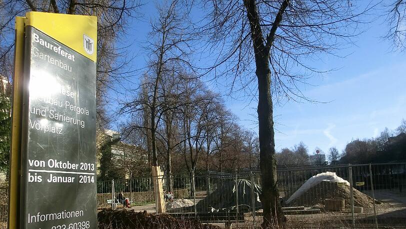Die Erdhaufen zeugen von der Arbeit der "Wühlmäuse". Bis zum Frühjahr ist die Sanierung der Postwiese abgeschlossen. Die Erdhaufen zeugen von der Arbeit der "Wühlmäuse". Bis zum Frühjahr ist die Sanierung der Postwiese abgeschlossen.