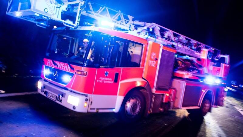 Ein Drehleiterwagen der Feuerwehr fährt mit Blaulicht an einer Unfallstelle vorbei. Foto: Marcel Kusch/dpa/Illustration Ein Drehleiterwagen der Feuerwehr fährt mit Blaulicht an einer Unfallstelle vorbei. Foto: Marcel Kusch/dpa/Illustration