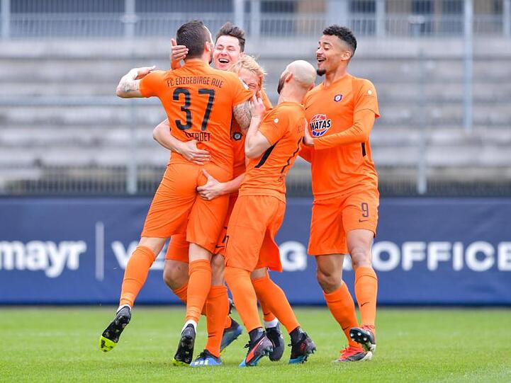 Die Spieler von Erzgebirge Aue feiern das Tor zum 1:0 gegen den SV Sandhausen.