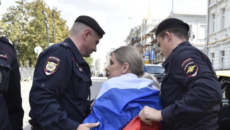 Russische Polizeibeamte verhaften eine Oppositionelle bei der nicht genehmigten Kundgebung im Zentrum der Stadt. Nach den Massenfestnahmen bei den Protesten in der russischen Hauptstadt Moskau sind mehr als 40 Demonstranten zu Arreststrafen verurteilt worden. Russische Polizeibeamte verhaften eine Oppositionelle bei der nicht genehmigten Kundgebung im Zentrum der Stadt. Nach den Massenfestnahmen bei den Protesten in der russischen Hauptstadt Moskau sind mehr als 40 Demonstranten zu Arreststrafen verurteilt worden.