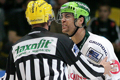 Warum muss ich zum Duschen? Neu-Tiger Brad Leeb verstand öfter mal die Eishockey-Welt nicht &ndash; und legte sich beim Spiel in Frankfurt mit Schiedsrichter Daniel Piechacek an.