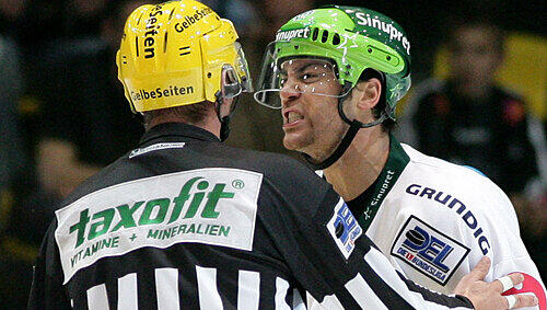 Warum muss ich zum Duschen? Neu-Tiger Brad Leeb verstand öfter mal die Eishockey-Welt nicht – und legte sich beim Spiel in Frankfurt mit Schiedsrichter Daniel Piechacek an. Warum muss ich zum Duschen? Neu-Tiger Brad Leeb verstand öfter mal die Eishockey-Welt nicht – und legte sich beim Spiel in Frankfurt mit Schiedsrichter Daniel Piechacek an.