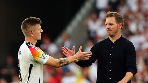 Enttäuscht stehen Toni Kroos und Julian Nagelsmann nach dem verlorenen Viertelfinale gegen Spanien bei der Fußball-EM auf dem Platz. Dennoch kann man stolz auf das Abschneiden bei der Heim-EM sein.