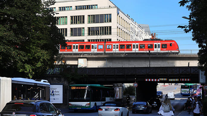 Drunter und drüber. Hinter der Brücke beginnt Haidhausen