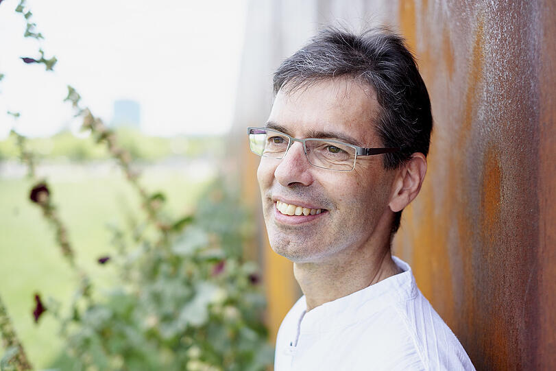 Der 59-jährige Physiker aus Berlin war bis 2005 Redakteur beim "Tagesspiegel". Thomas de Padova schrieb Bücher über Albert Einstein und die Schwerkraft (2015) oder den Aufbruch der Mathematik in der Renaissance (2021).