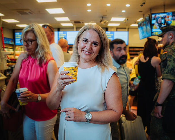 Nadiia Volosian (51) pendelt fast täglich nach München: "Ich bin froh, dass ich hier die Möglichkeit habe, kurz Pause zu machen und Kaffee zu trinken."