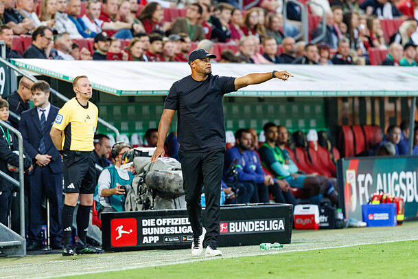 Vincent Kompany nimmt seinen Neuzugang Luis Díaz nach den vielen vergebenen Chancen in Schutz. Vincent Kompany nimmt seinen Neuzugang Luis Díaz nach den vielen vergebenen Chancen in Schutz.