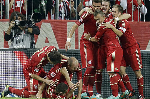 WIESN-HEIMSIEG: Zum Oktoberfest sind die Bayern unbesiegbar. Mit 3:0 ballern die Bayern Wolfsburg aus der Allianz Arena! Prosit!