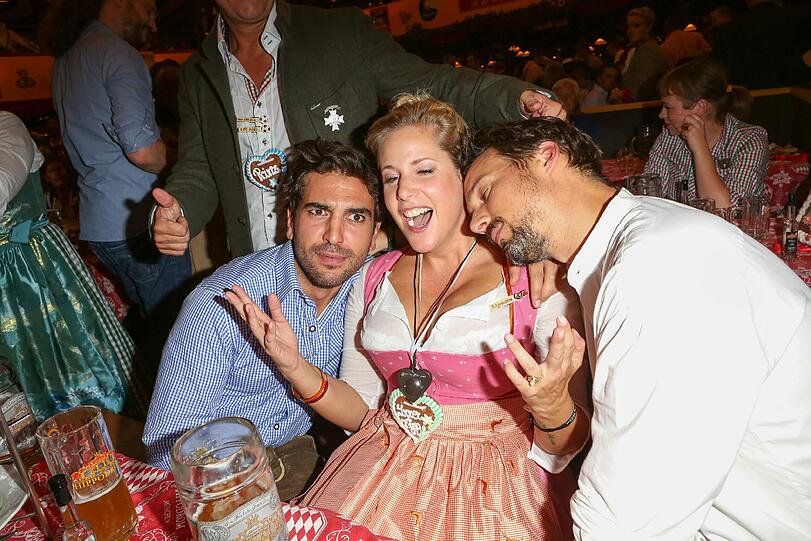 Florian David Fitz und Elias M'Barek lassen's auf der Wiesn krachen und versinken im Dekolletee von Anika Decker. Die Oktoberfest-Bilder aus dem Hippodrom.