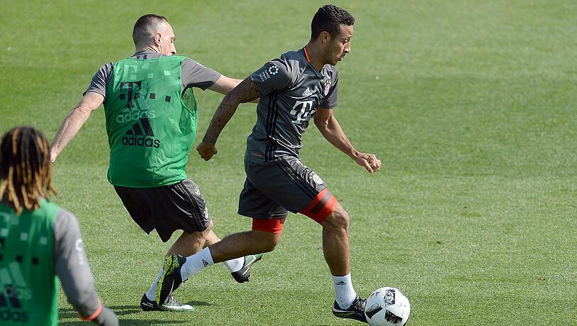 Thiago fehlt den Bayern mehrere Wochen. Doch weltmeisterlicher Ersatz steht parat. Thiago fehlt den Bayern mehrere Wochen. Doch weltmeisterlicher Ersatz steht parat.