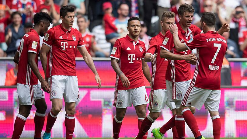 Die Spieler von Bayern mit Torschütze Thomas Müller jubeln über das Tor zum 2:0.