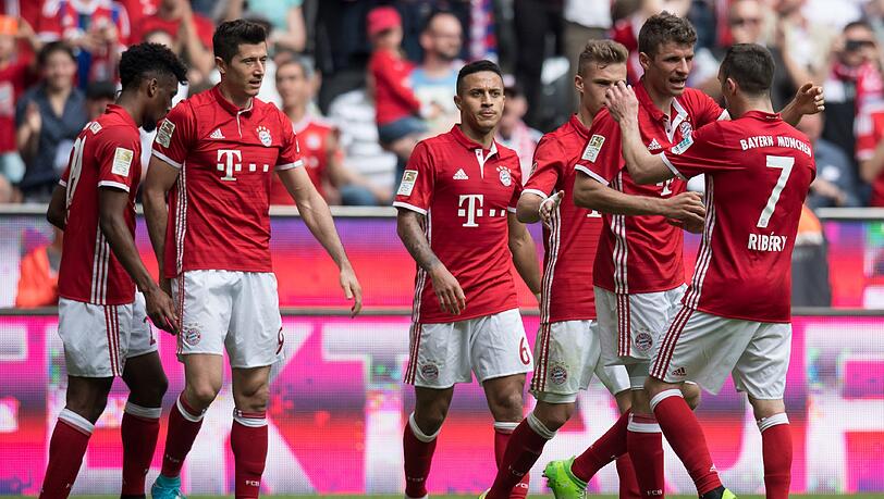 Die Spieler von Bayern mit Torschütze Thomas Müller jubeln über das Tor zum 2:0. Die Spieler von Bayern mit Torschütze Thomas Müller jubeln über das Tor zum 2:0.