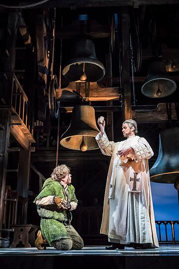 Der "Glöckner von Notre Dame" im Deutschen Theater.