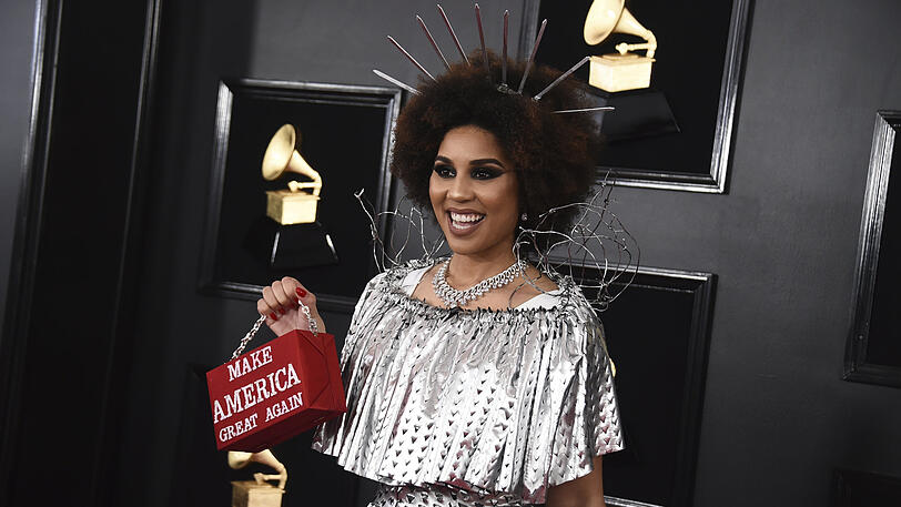 Joy Villa zeigte mit ihrem "Kleid" ein klares Statement. Stacheldraht auf den Schultern und einen Zaun auf dem Kopf....