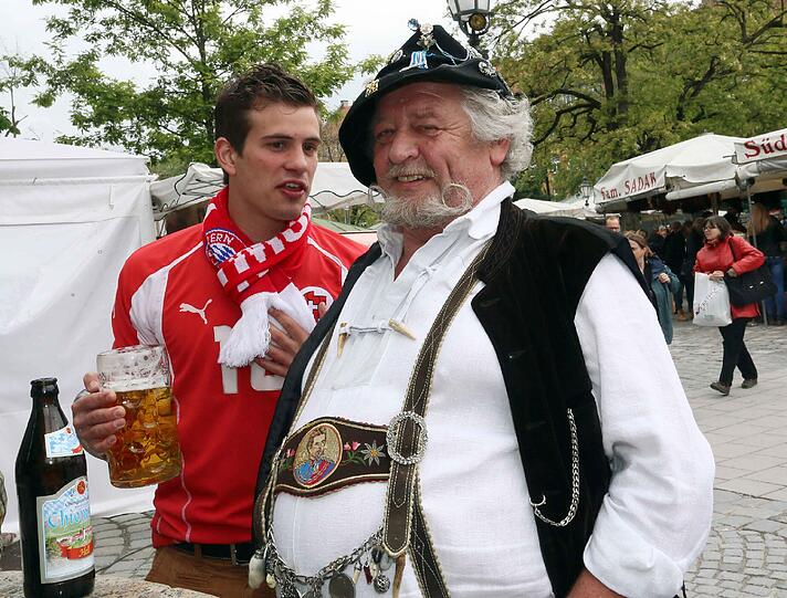 Fans lassen es beim Champions-League-Finale des FC Bayern gegen Dortmund rund um den Marienplatz krachen. Die Bilder