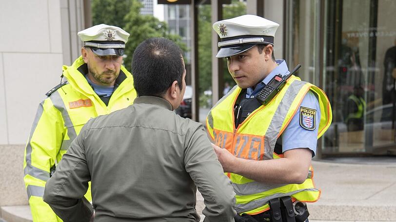 Der Betrunkene gab sich den Polizisten gegenüber als Kollege aus. (Symbolbild)